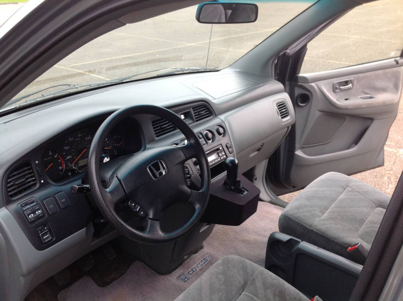 Illustration for article titled At $6,000, Would Buying This Stick Shift 2002 Honda Odyssey Be a Total Trip?